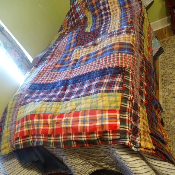 Flannel quilt, 70" x 64" exaggerated Log Cabin pattern one side; Amish bars back - Picture 2 of 5